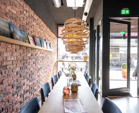 AllDayCafé in CITIEZ Hotel, stylish meeting space with pendant light, ideal for gatherings.