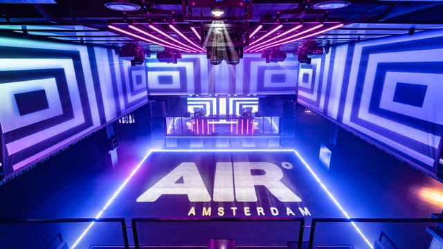 Vibrant event space in Air Amsterdam with dynamic lighting for corporate events and parties.