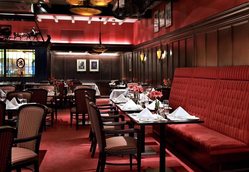 Elegant dining at Brasserie De Roode Leeuw, ideal for corporate dinners and gatherings.