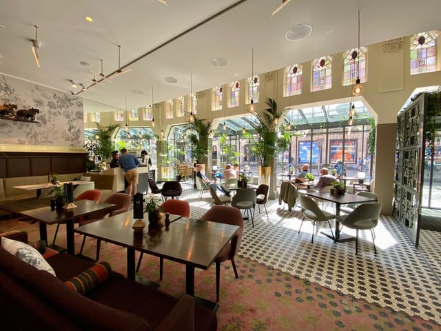 Spacious Brasserie De Roode Leeuw, ideal for corporate events and networking.