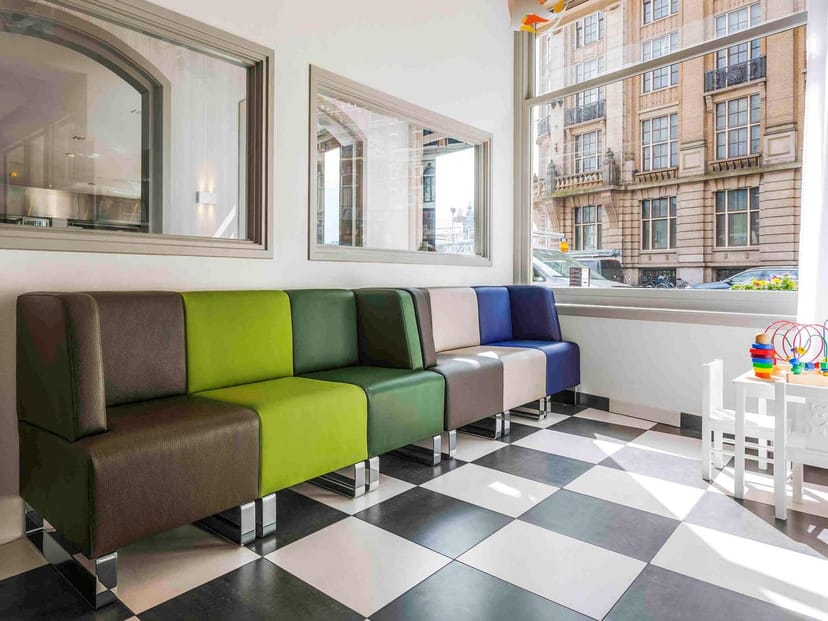 Colorful lounge area in ibis Styles Amsterdam, perfect for informal meetings and events.