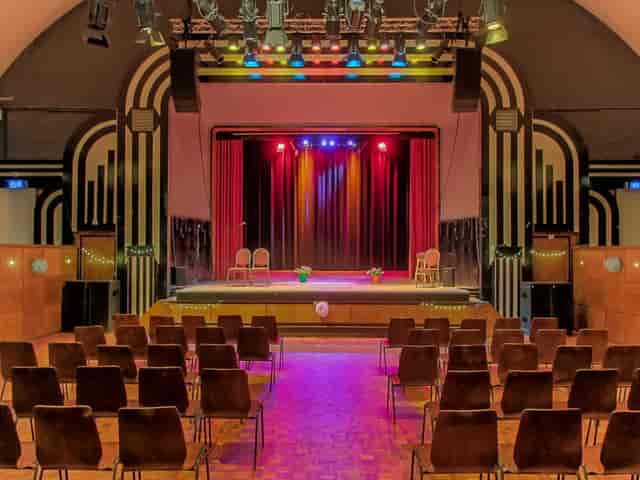 Event space at 't Zonnehuis, Amsterdam with stage, ideal for conferences and workshops.