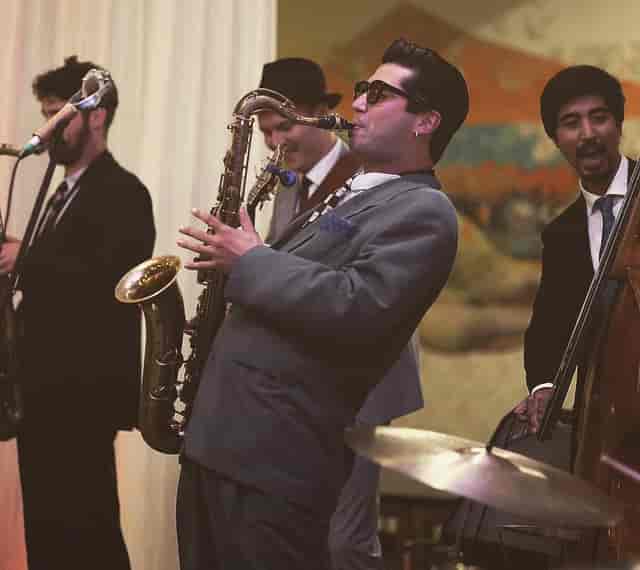 Lively band performing at KZ Balzaal event, creating a memorable atmosphere.