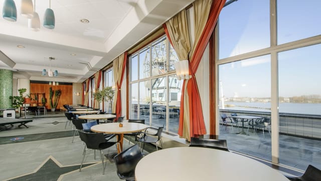 Bagagehal in Kompaszaal: bright event space with panoramic windows for corporate gatherings.