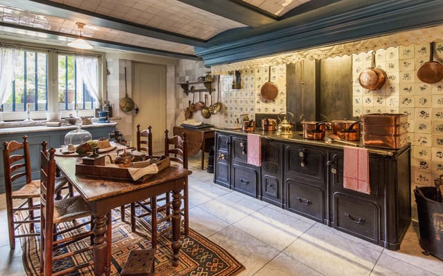 Rustic kitchen in Museum Van Loon, perfect for culinary events and cooking classes.