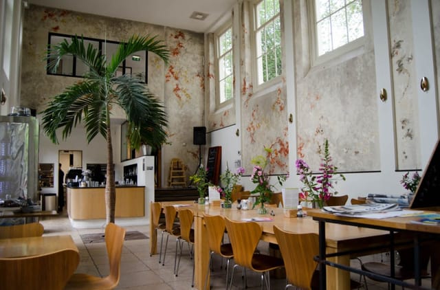 Orangery in De Hortus with tall windows, perfect for meetings and intimate events.