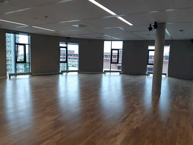 Versatile meeting space at VU Griffioen, ideal for workshops and seminars with natural light.