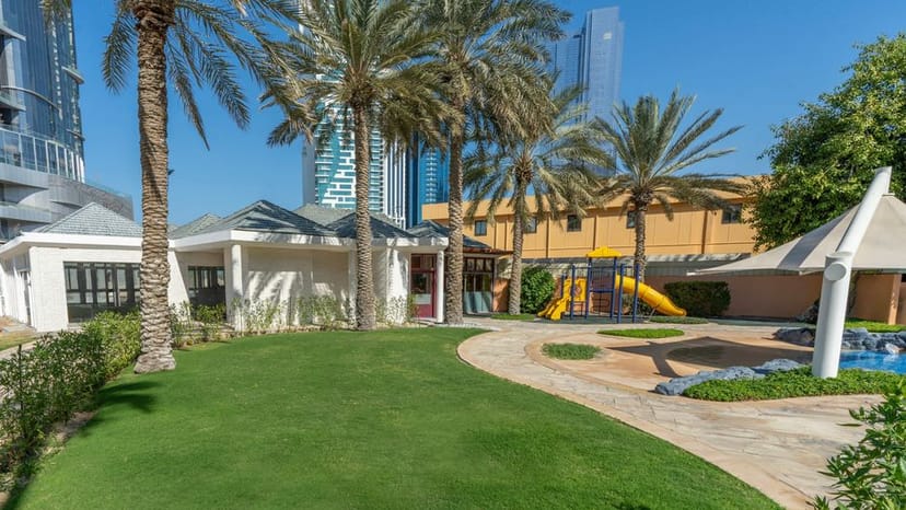 Arzanah Ballroom: vibrant outdoor venue for corporate retreats with lush greenery in Abu Dhabi.