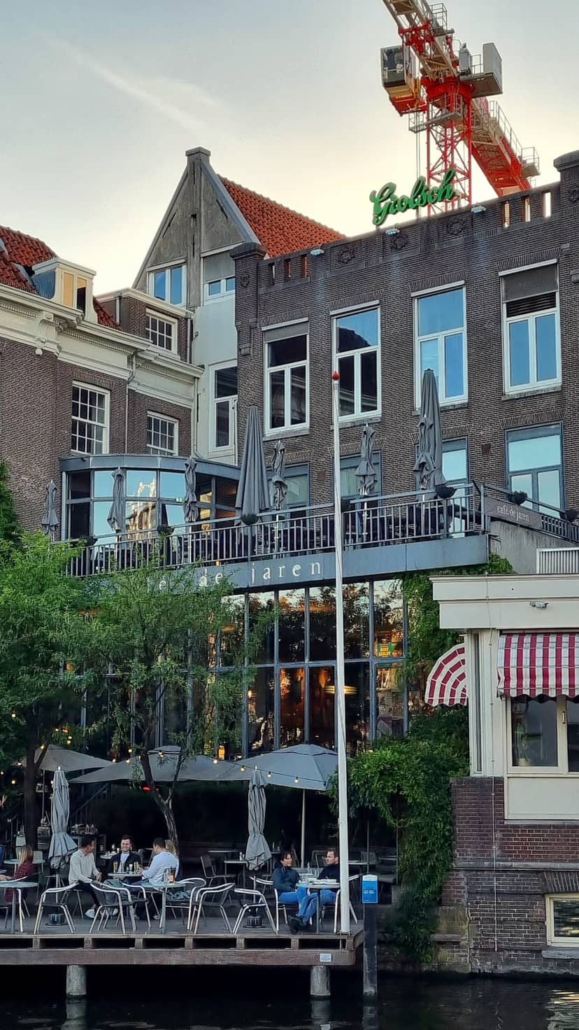 Modern balcony at Café de Jaren, perfect for casual gatherings and corporate events.