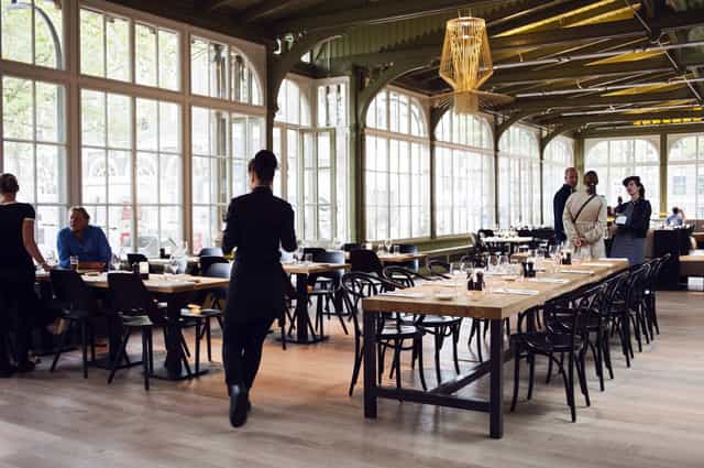 Café-Restaurant de Plantage, spacious dining area, perfect for meetings and events.