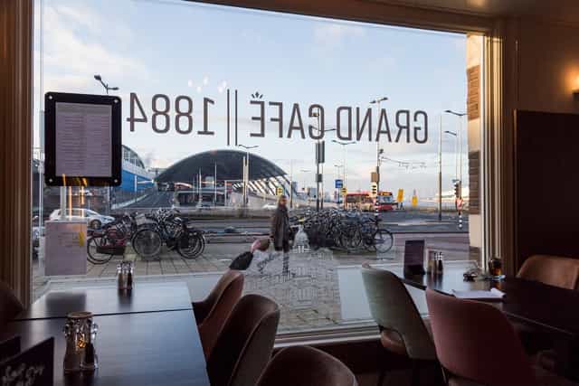 "Grand Café 1884: Modern café with large windows for casual meetings and events."