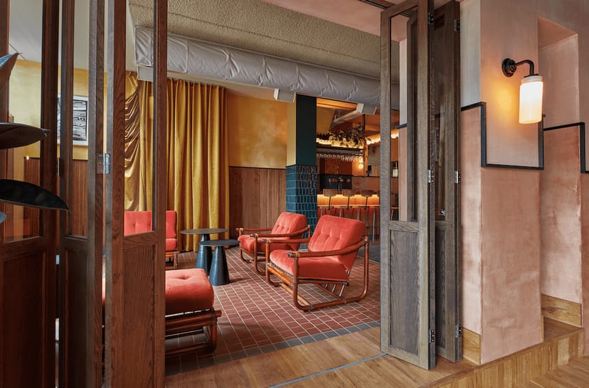Stylish meeting space in Karavaan Amsterdam, ideal for networking and brainstorming.
