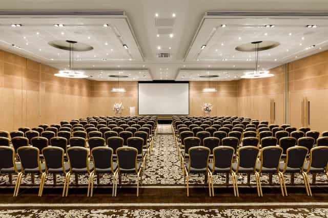 Banquet hall at Apollo Hotel Amsterdam, tiered seating for corporate events and workshops.