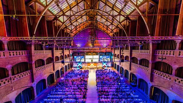 Grote Zaal in Beurs van Berlage: spacious venue with arched ceiling for conferences and seminars.