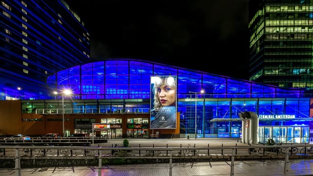 Promenade Deck Amsterdam: modern event venue with vibrant blue lighting for conferences.