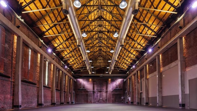 Transformatorhuis venue with exposed brick walls, ideal for conferences and gala events.