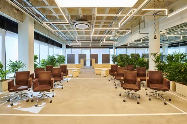 Modern meeting space with ergonomic chairs for workshops in B. Amsterdam's Bright Lab.