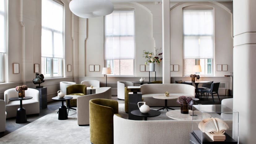 Sophisticated meeting space in KIT Events with natural light, ideal for brainstorming.