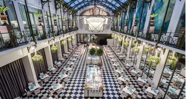 Elegant event venue with high ceilings and versatile seating for upscale gatherings in Amsterdam.