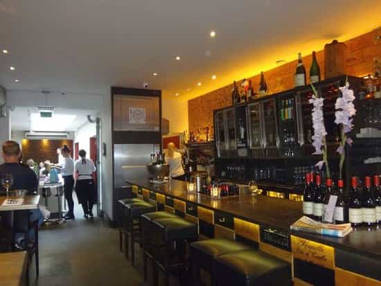 Stylish Bistrot Neuf Amsterdam bar, ideal for networking events and intimate gatherings.