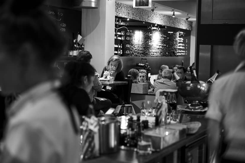 Vibrant café in Bistrot Neuf Amsterdam, ideal for informal meetings and networking.