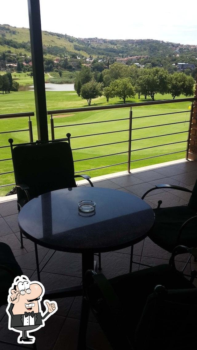 Outdoor dining area at Glenvista Country Club, perfect for casual meetings and events.