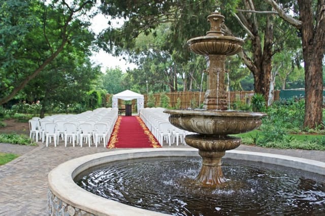 Courtyard in Trés Jolie with central fountain, perfect for elegant weddings and events.