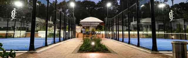Outdoor event space with central umbrella at dusk, ideal for receptions and networking.