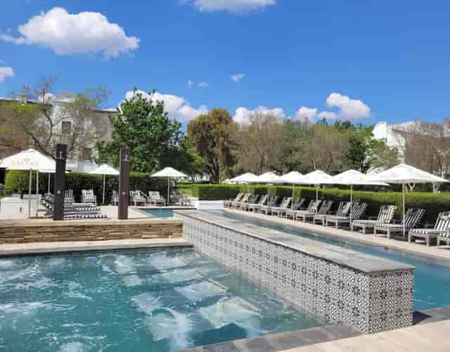 Team Building at Kievits Kroon: pool area with lounge chairs, ideal for outdoor events.