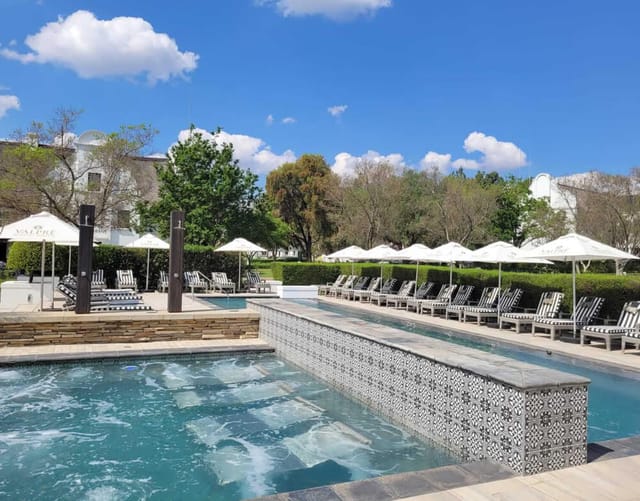 Team Building at Kievits Kroon: pool area with lounge chairs, ideal for outdoor events.