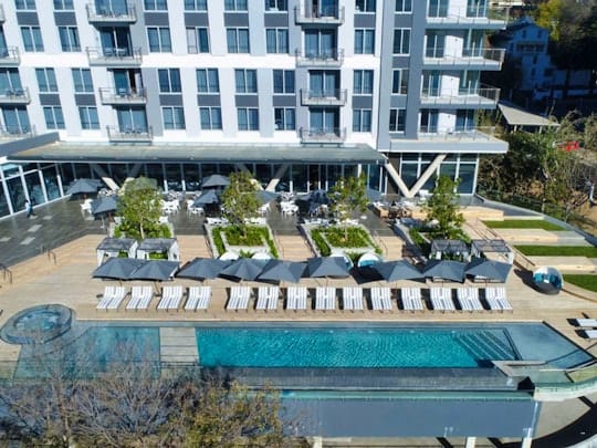 Nova hotel pool area with lounge chairs, perfect for events or networking.