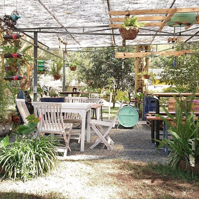 Outdoor café in Pallet with wooden tables, ideal for meetings and events.