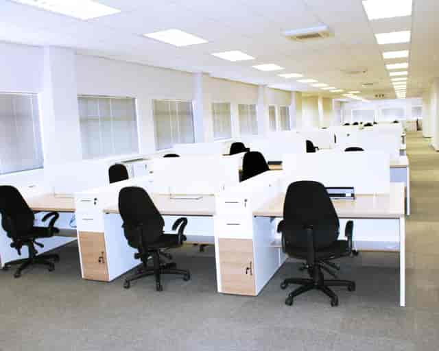 Empty office space with workstations, ideal for collaborative workshops and team-building events.