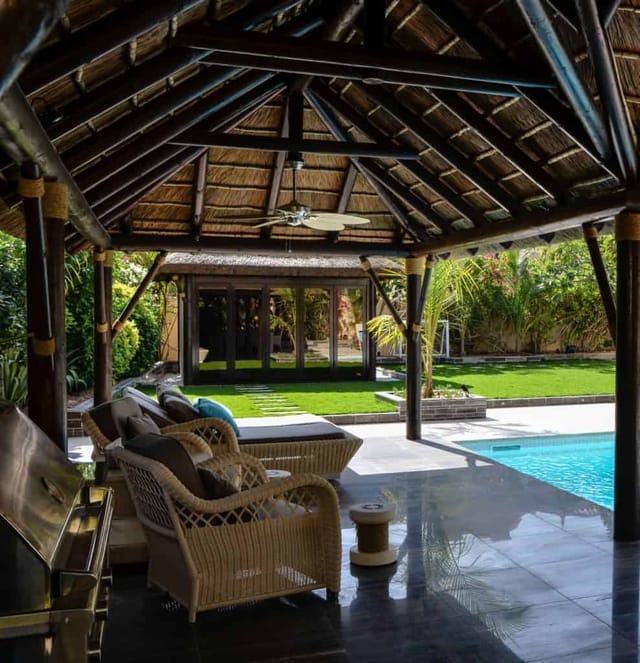 Thatched Lapa with pool, ideal outdoor space for meetings and events.