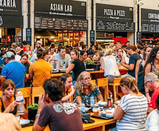 Vibrant food market in Splush Court, Cavendish Square for networking and gatherings.