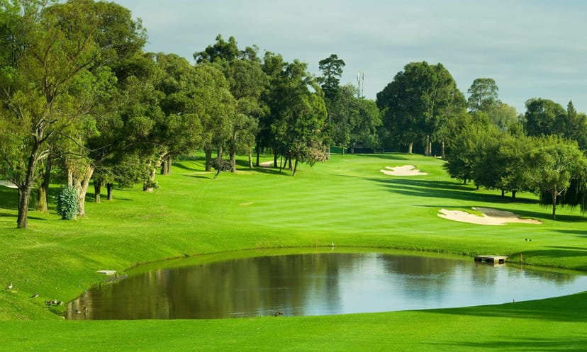 Inviting golf course bar with manicured greens for corporate retreats and events.