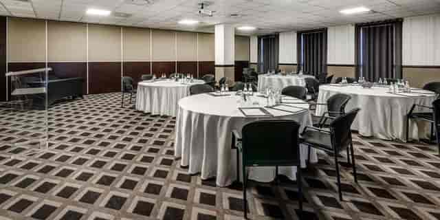 Elegant meeting room with round tables, ideal for workshops and conferences.