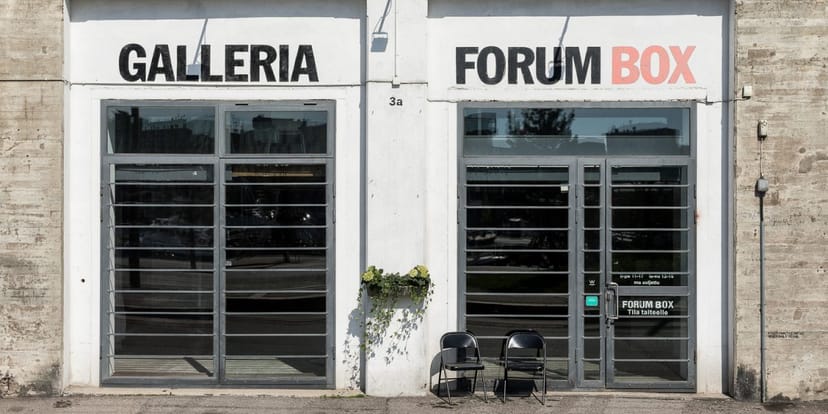 "Art gallery venue with dynamic facade, ideal for meetings and creative events."