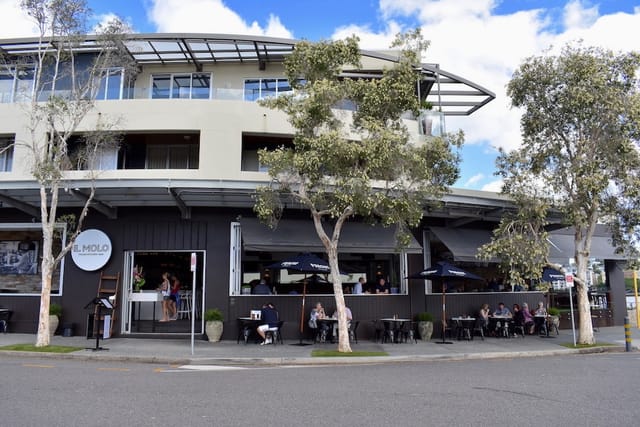 Stylish outdoor dining at Il Molo, perfect for networking events and casual gatherings.