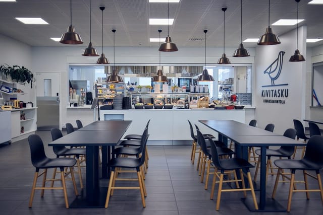 Modern meeting space in Antell Martintalo with sleek tables, ideal for casual gatherings.