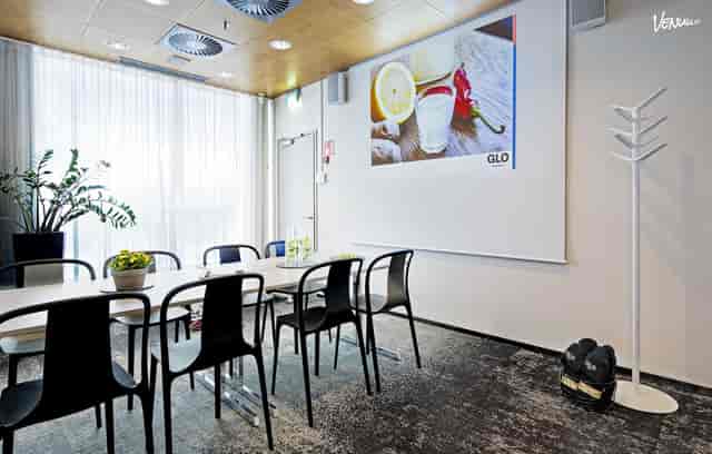Modern meeting room with clean lines and natural light for collaborative workshops.