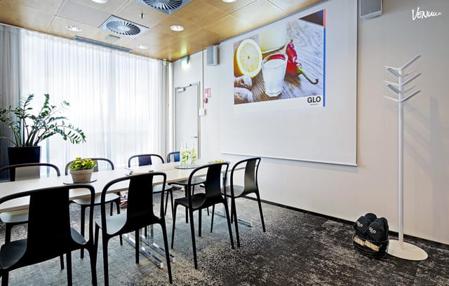 Modern meeting room with clean lines and natural light for collaborative workshops.