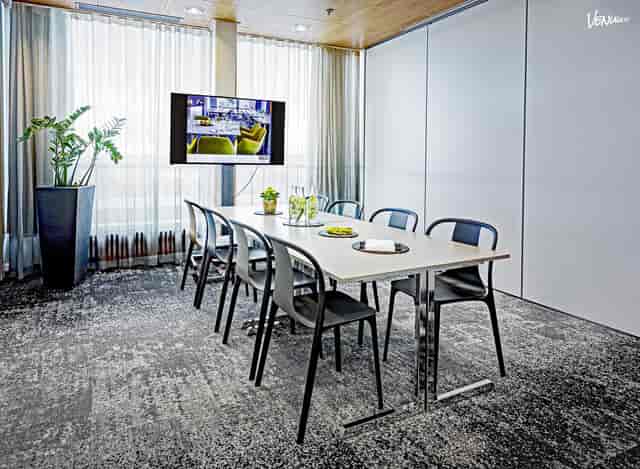 Modern meeting room with sleek table, ideal for presentations and collaboration.