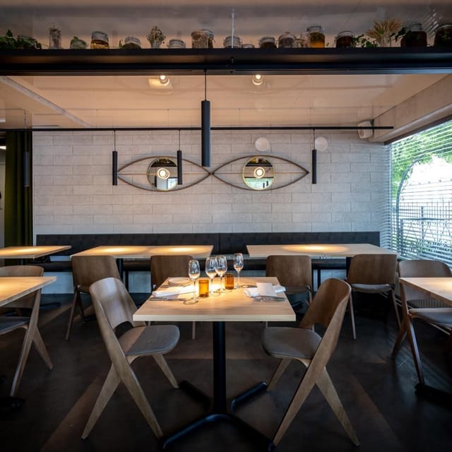 Modern dining space at Kaskis Restaurant, perfect for intimate gatherings and events.