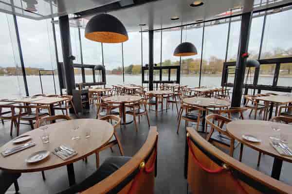 Modern dining space in Kuntatalo, perfect for corporate events and workshops.