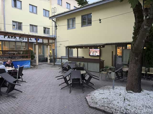 Cozy outdoor gathering space at Park Hotel Käpylä for networking events and meetings.
