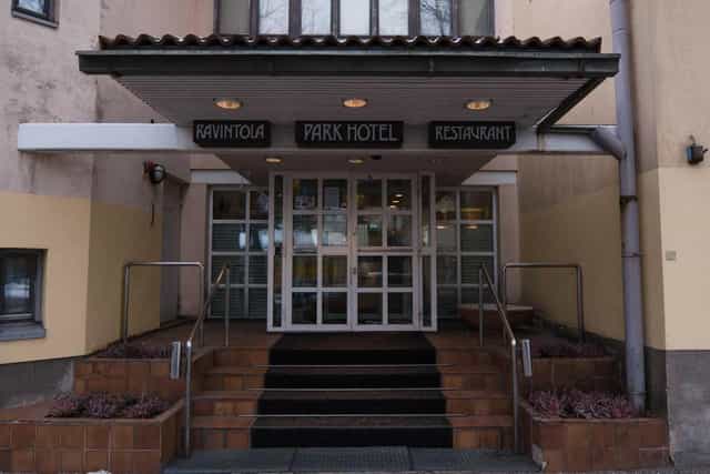 "Modern hotel entrance with accessible steps, ideal for events and dining in Käpylä."