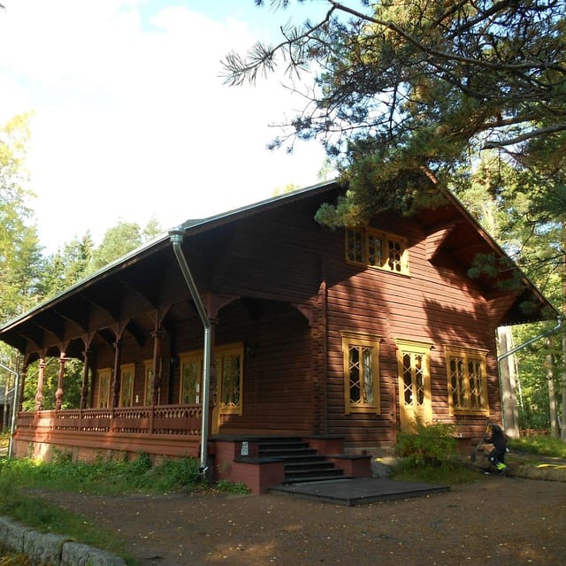 "Rustic wooden venue in Langinkoski, ideal for meetings and events amidst greenery."