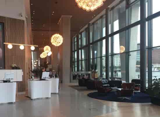 Modern hotel lobby with natural light, ideal for events and meetings.