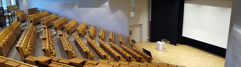Lumituuli meeting space in Dipoli: tiered seating for impactful presentations and lectures.